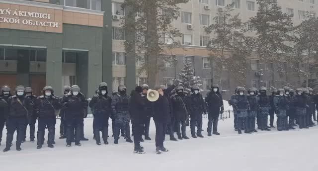 Казахская полиция встала на сторону протестующих