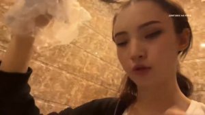 Карина Карамбейби красит волосы на стриме|Ирл стрим Карины Карамбейби|Румтур дома Карамбейби|