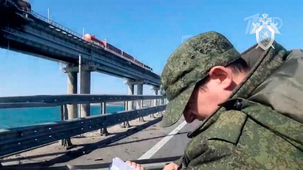 По Крымскому мосту возобновилось движение автотранспорта