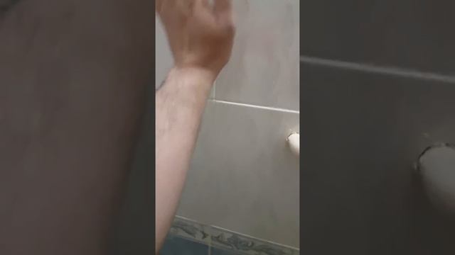 Не укладывайте плитку на слой клея... смотреть онлайн