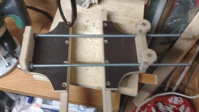 Параллельный упор (направляющая) для ручного фрезера. смотреть онлайн