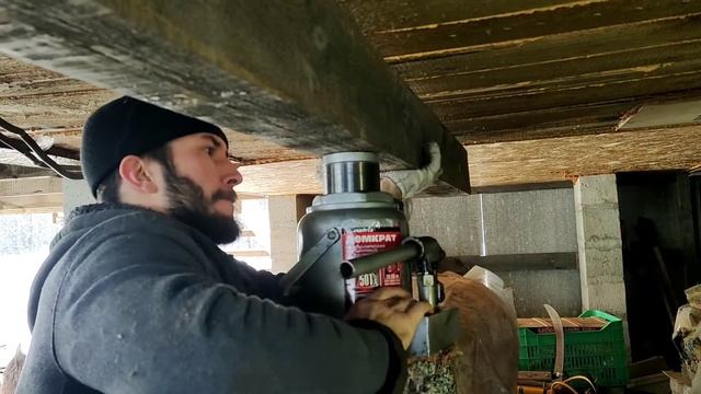 Просел пол в доме. Поднимаю его домкратами смотреть онлайн