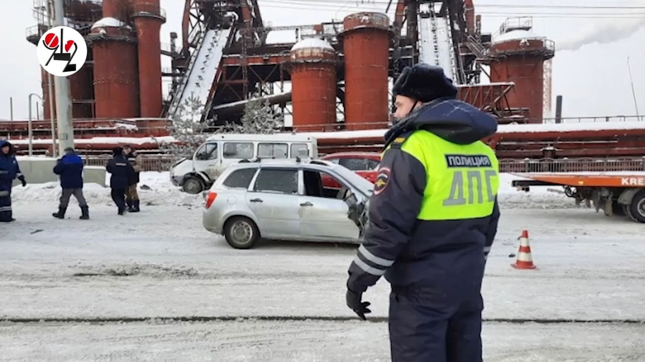 Сломанная маршрутка пролетела поворот и замесила два болида. Real video