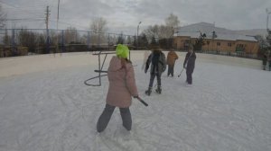 дети играют хоккей