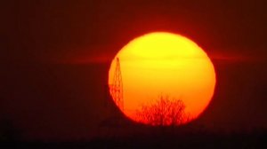 КРАСИВЫЙ ЗАКАТ над рекой - Солнце заходит под горизонт FullHD 1080p футаж