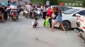 ЖЕНЩИНЫ ПОДРАЛИСЬ ЗА МЕСТО НА ШКОЛЬНОЙ ПАРКОВКЕ НА ГЛАЗАХ У ДЕТЕЙ