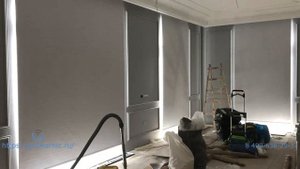 Рулонные шторы на пульте управления на несколько окон