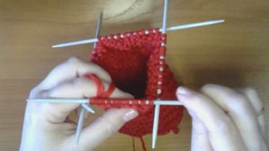 Узор треугольники с эффектом плиссе по кругу. А также изнаночные петли по кругу с ровным переходом.