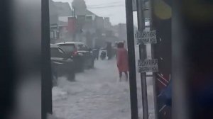 Streams of water carry people down the street! Flash flood hits Yogyakarta, Indonesia