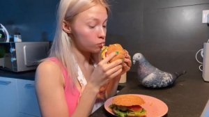 Пробуем домашний бургер 🍔 @kvashenaya