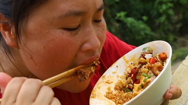 胖妹给邻居送葡萄，婆婆做花甲烧鸡爪，香辣过瘾越吃越爽！/铁锅炖鱼【陈说美食】 смотреть онлайн