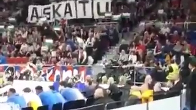 Les fans du club espagnol de basketball baskonia élèvent le drapeau de la Palestine