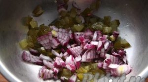 Салат из свеклы, соленых огурцов и горошка