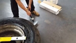 Бортоотжиматель для отжима борта грузовой бескамерной покрышки