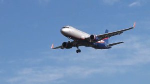 Аэробус А-320 заходящий на посадку и двухэтажный аэроэкспресс. #video