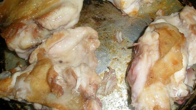 Курица в сметанно-луковом соусе на сковороде