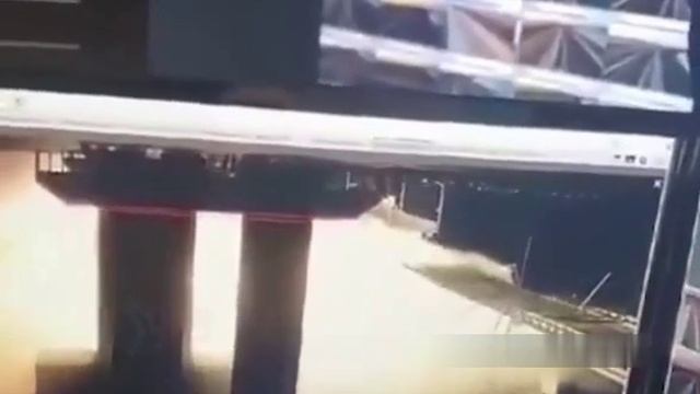 Загадочная волна видна под Крымским мостом перед взрывом.mp4# смотреть онлайн