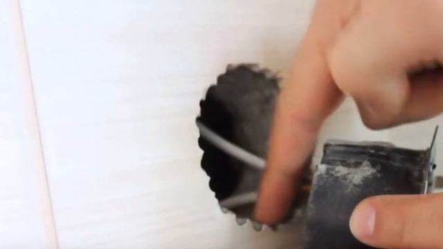 Как отремонтировать выпадающую розетку нестандартный способ смотреть онлайн