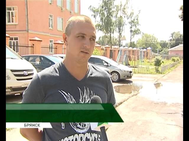 Плохой асфальт во дворе улицы Харьковская в Бежице  31 07 15