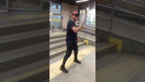 Питерский уличный танцор Майкл на выходе из метро Невский проспект