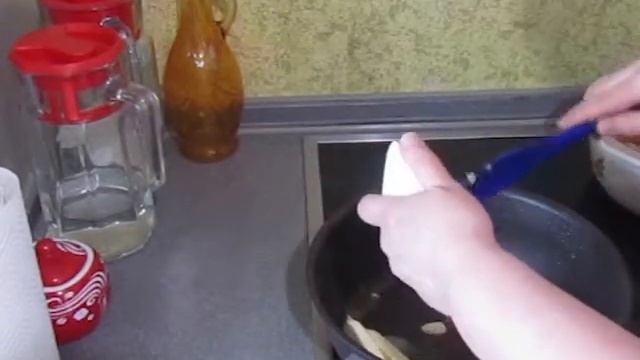 Жаркое из курицы с грибами в горшочке .