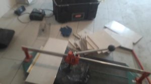 сравнение плиткореза BATTIPAV Super Pro за 25 труб. и STAYER за 2 тысячи рублей