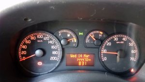 Фиат Добло 1.9 дизель. Масло двигателя. Fiat Doblo 1.9 multijet Engine Oil. Мигает индикатор