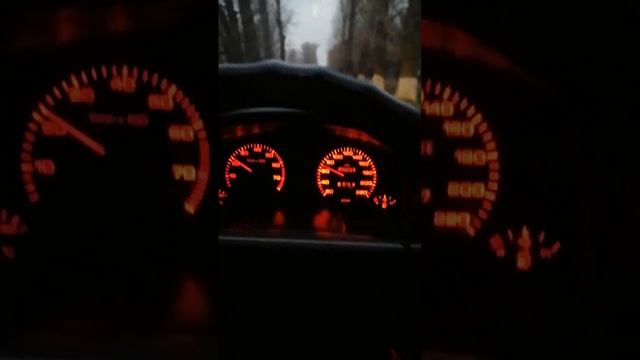 Audi 80 B4  2.0 литровый моновпрыск. стучит при нажатии педаль в пол причина?