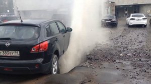 Водопроводная труба взорвалась. У метро Удельная.