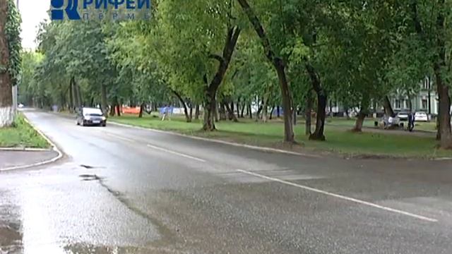 Сюжет Лужа у придомовой территории смотреть онлайн