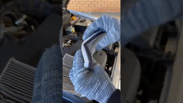 Замена салонного фильтра на приоре. #приора #ремонтсвоимируками #заменасалонногофильтра #ремонтавто