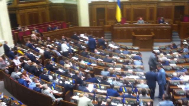 Кнопкодавство в парламенте во время голосования по запрету фракции КПУ смотреть онлайн