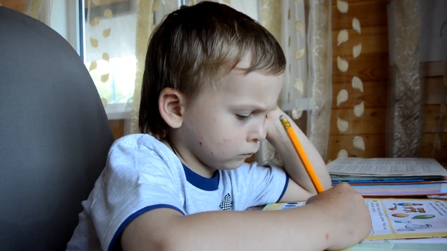  Артем выполняет задания по любимой книжке , затем проходит лабиринты. Дошкольное образование. смотреть онлайн