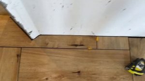 Точная подрезка керамогранитной половой плитки по дверному проему.