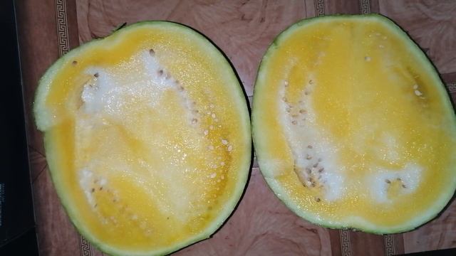 Обзор. Желтый бессемянный арбуз по акции. 25 рублей за килограмм. Канал Тутси Влог. смотреть онлайн