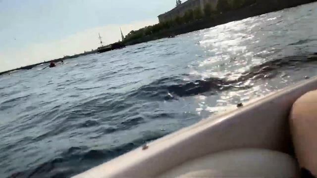 влюбленный взгляд гаечки на строго