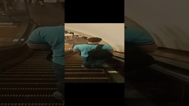 Московское метро: прогулка и обзор станции метро Комсомольская.
