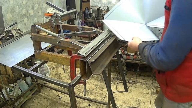 Самодельный компактный листогиб для изготовления крышек на столбы смотреть онлайн
