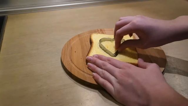 Яичница в хлебе (Egg In Bread) рецепт смотреть онлайн