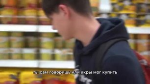 Богатый школьник и бедный тратят в магазине 1к рублей