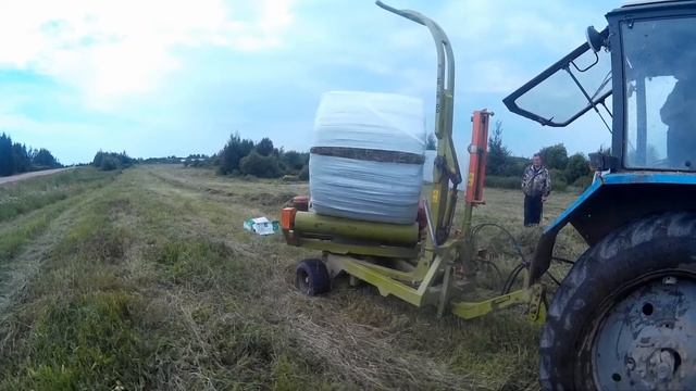 Обматывание рулонов сенажа пленкой! смотреть онлайн