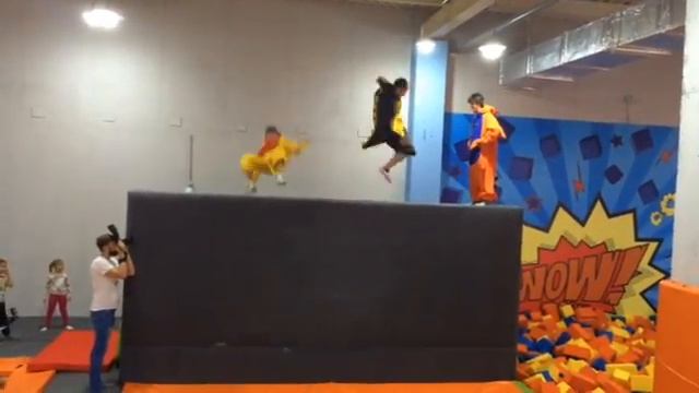 КИГУРУМИ FUNKY RIDE ПОЛЕТАЛИ В БАТУТНОМ ПАРКЕ смотреть онлайн