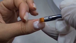 Пленки без складок на арочные ногти. Маникюр себе. Укрепление ногтей гелем.