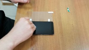 Клеим матовое защитное стекло из китая на телефон XiaoMi