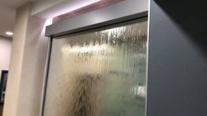 Водопад по зеркалу в холле офисного центра