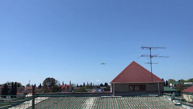 Отель «Виолетта» на Лескова 10 - позагорать на крыше с видом на аэропорт Сочи и самолёты! смотреть онлайн