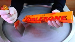 Рулеты с мороженым Toblerone, уличная еда - Рулет с мороженым Toblerone на листовом металле