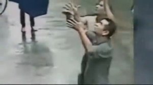 поймал ребенка выпавшего из окна