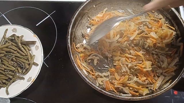 Горячий салат с папоротником.