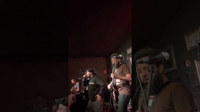 CPM 22 ( Badaui ) com Dead Fish tocando ao vivo Linoleum NOFX. Live at São Paulo смотреть онлайн